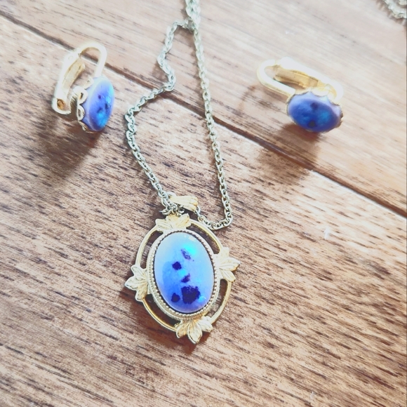 Jewelry - Vintage necklace purple/blue and gold tone pendant with earring set